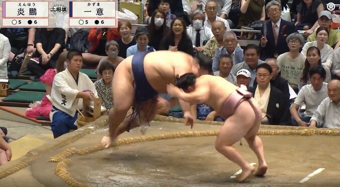 「炎鵬、なんだ今の?!」体重約2倍…95kg差を覆す驚きの決着「跳んだ」「すごいんだが」館内もやんやの喝采 4枚目