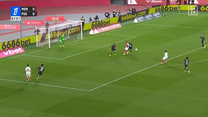 「鳥肌」「PSGキラーやん」“モナ王”南野拓実、完璧過ぎる股抜きショットでCL王者を粉砕「キーパーピクリとも動けない」値千金の一撃にSNS沸騰 4枚目