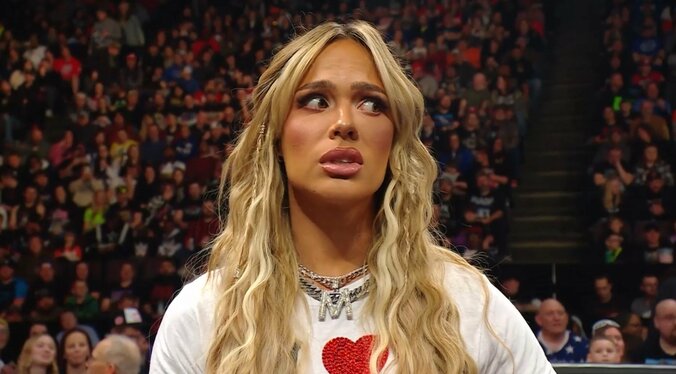 心配そうに見守るマキシン・デュプリ