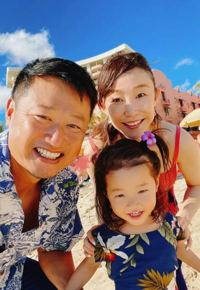  マック鈴木、ハワイで家族写真を撮影「出来上がりが楽しみ」  1枚目