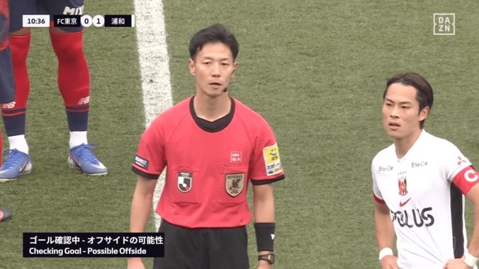 VAR確認を待つ主審と選手たち