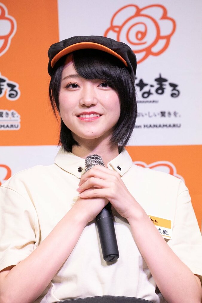 「絶対お肉！」=LOVEがはなまるうどんの新商品をピーアール＆配膳する 5枚目