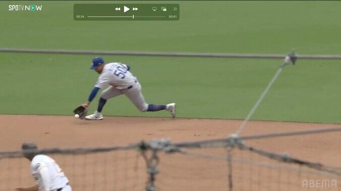 逆シングルで打球を捌くベッツ