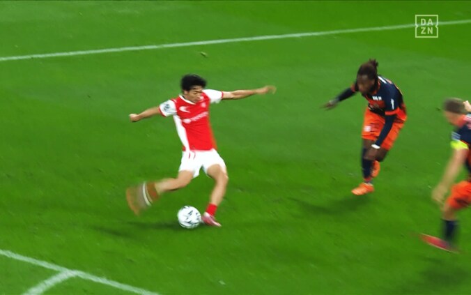 右足を振り抜く中村敬斗