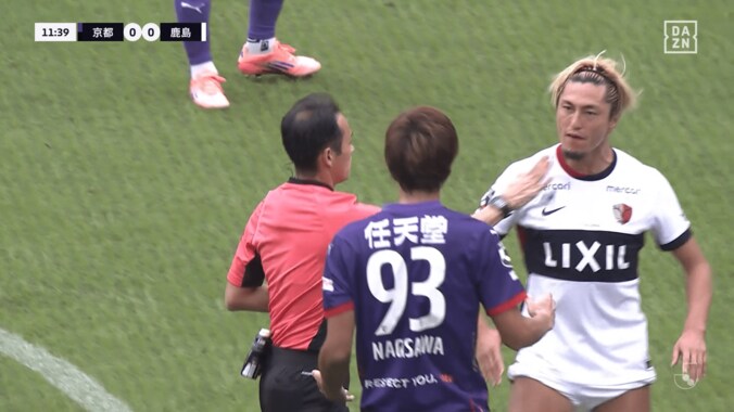 鈴木優磨が鬼の形相！「危なすぎる…」京都FWの“顔面肘打ち”に鹿島が猛抗議「明らかに相手をブロックした」解説者も苦言 3枚目