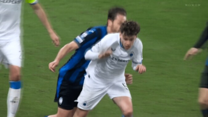 衝撃のブチギレ退場！「気が狂った…」“鬼の形相”で主審ガン無視→背後から体当たりした瞬間「愚かだ」「恥ずべき」アタランタ主将に批判殺到 2枚目