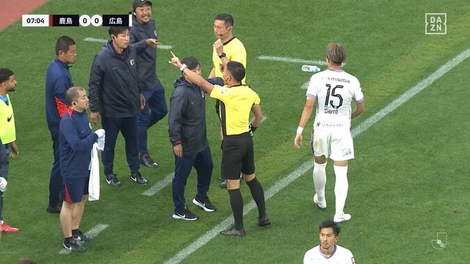 「PKだろ！」“不必要な足上げ”で接触→転倒もノーファウルで鹿島ベンチ激昂「曽ヶ端があんな怒ってるの初めて見た」猛抗議のGKコーチにイエローカード 3枚目