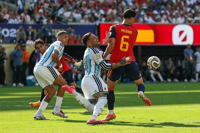 「明白な誤審だ」W杯決勝の“ゴール取り消し”に英解説陣が怒り！「大袈裟に痛がっただけ」不可解ジャッジが物議【W杯】 2枚目