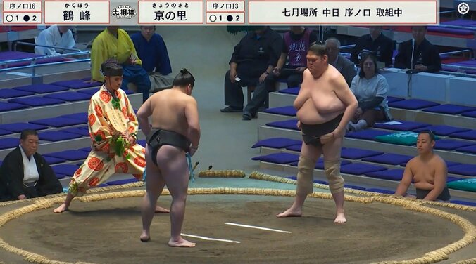 胸のお肉を“ムギュっ”と… “ほっそり美脚”の巨漢力士、土俵際での攻防にひやり 相手力士咄嗟の行動に「やさしいね」「胸のお肉をw」 2枚目