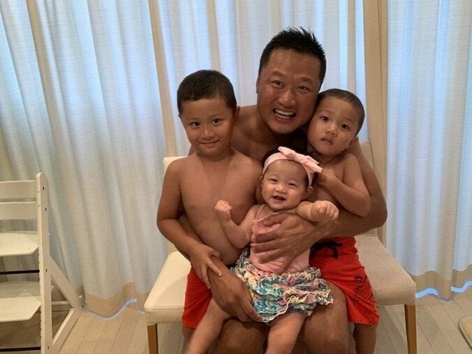 マック鈴木、娘が生後10か月を迎え記念ショット「三人の結婚式で観れたら」 1枚目