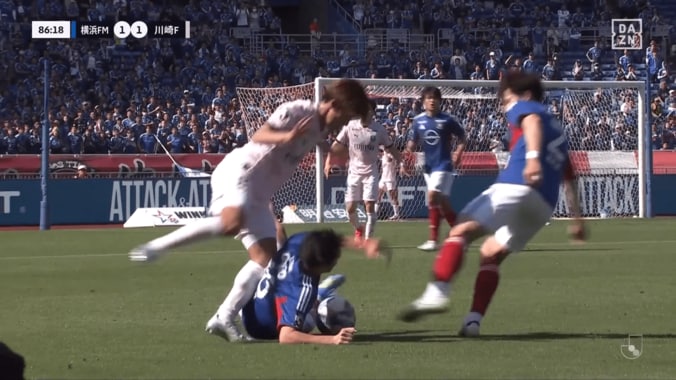 「意図的に踏んでない？」川崎MFの“激しすぎるデュエル”が物議！「蹴りは止めて」「何してんの」横浜FWへの危険行為にSNS騒然 4枚目