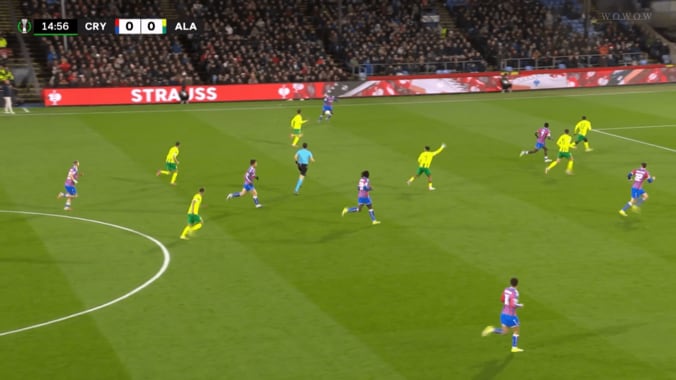 鎌田の巧みなパスは左サイドのミッチェルに通る