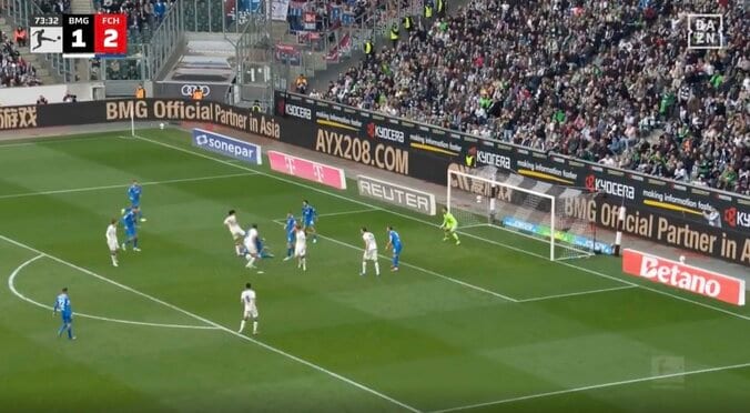 何が起きた…！？ 町野修斗、ゴール前で目を疑う“まさかの光景”「ワケわからんw」キックしたボールが… “謎のアシスト”にファン困惑 3枚目