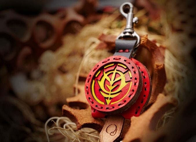 勝利の栄光を、君に！ 「機動戦士ガンダム」ジオン仕様のレザーアイテム・パスケースなど3種登場 2枚目