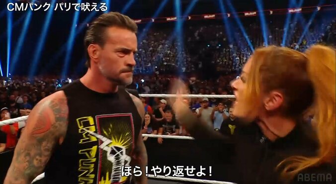 パンクに往復ビンタを叩き込むベッキー・リンチ