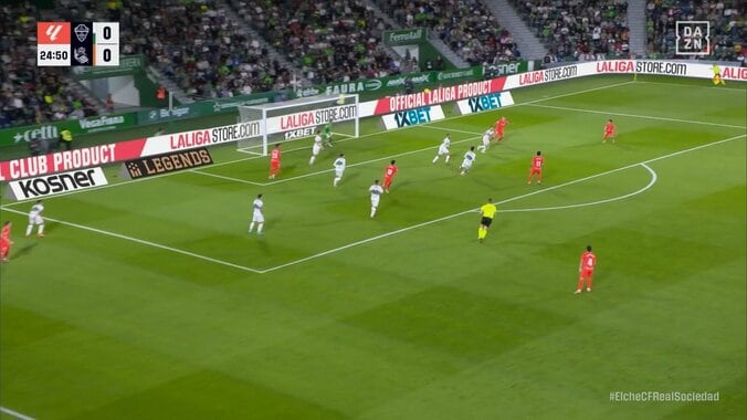 久保建英、ジャンピングボレーでゴール急襲！「落ち際叩くうまいボレー」「素晴らしい」“ショーバン”にジャストミートさせる絶妙シュートの瞬間 3枚目