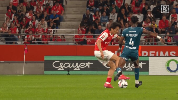 「レッドだろ！ふざけるな！」中村敬斗が“超危険な足裏タックル”被害で悶絶…「膝を蹴るな」「なんてことを…」スタジアム騒然＆ファン激怒の瞬間 5枚目