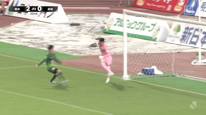 「同情しちゃう」日本人GKの“ありえないオウンゴール”に衝撃…驚愕ミスに「嘘でしょ…」「何が起こった？」 2枚目