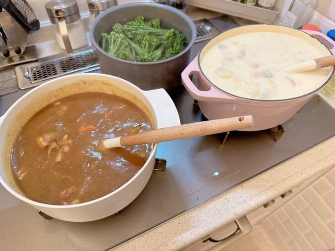  辻希美、カレーとシチューの2種類作った夕食を公開「この量は一瞬でなくなります」  1枚目