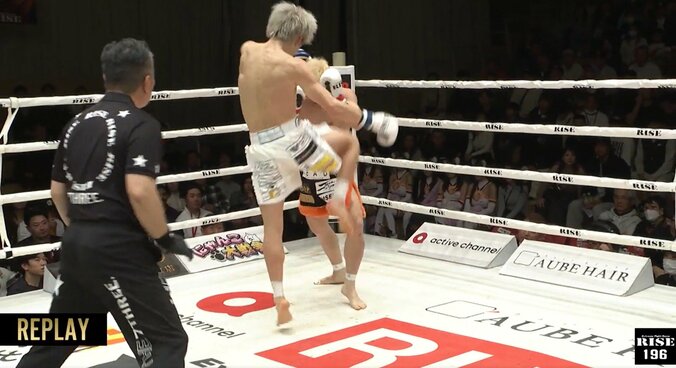 「やっぱり可愛い」リングサイドに20歳で引退の“美脚炸裂シンデレラ” 久しぶりの姿にファン驚き 3枚目