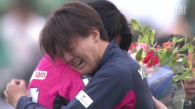 「他サポだけど泣いた」「真司もこの曲で…」香川真司は笑顔で送り出し...海外挑戦のC大阪・北野颯太、チームメイト大号泣の退団セレモニーにファン涙腺崩壊 3枚目