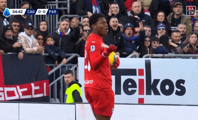 【写真・画像】鈴木彩艶が唖然…衝撃の“縦回転キャノン砲”にスタジアム震撼！「ゴラッソすぎてノーチャンス」「こっちのコマンもすごい」　1枚目