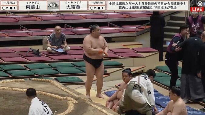 力士が親方に直撃…館内悲鳴の緊急事態