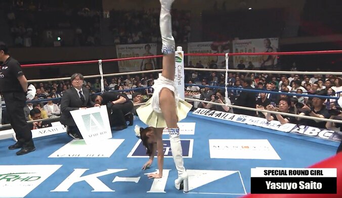 「何この運動神経」“9等身”ラウンドガール、リング上で180度開脚 驚異の身体能力に「いきなりスゴイ」ネット騒然  3枚目