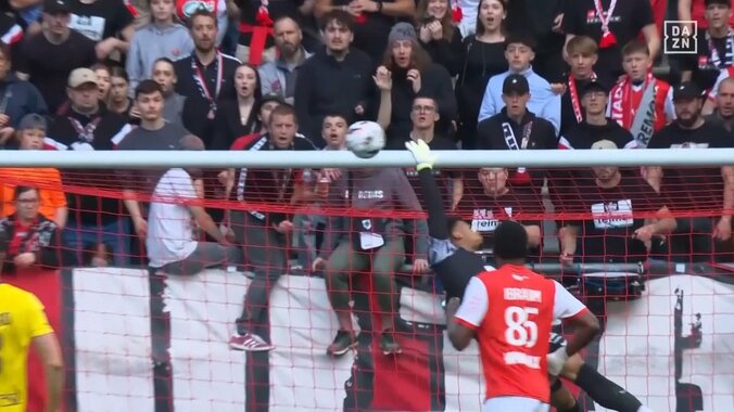 「ワールドクラス」伊東純也、圧巻個人技からの逆足弾丸ミドルにスタジアム騒然「最高の形」イナズマドリブル→超絶タッチで守備翻弄→クロスバー直撃豪快シュート炸裂 5枚目