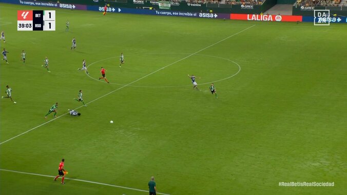 「危ねぇな」久保建英、強烈“体当たり”で吹っ飛ばされ悶絶「完全にアフターやん」高速カウンターが危険タックルで止められた瞬間 4枚目