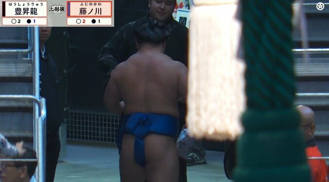 藤ノ川、花道奥で…カメラが捉えた“付け人も誇らしげ”な一コマに反響「付け人嬉しそう」「そりゃそうなるわ」 連日の横綱撃破&大量の懸賞束に 4枚目