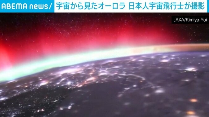 美しい光を見せるオーロラ