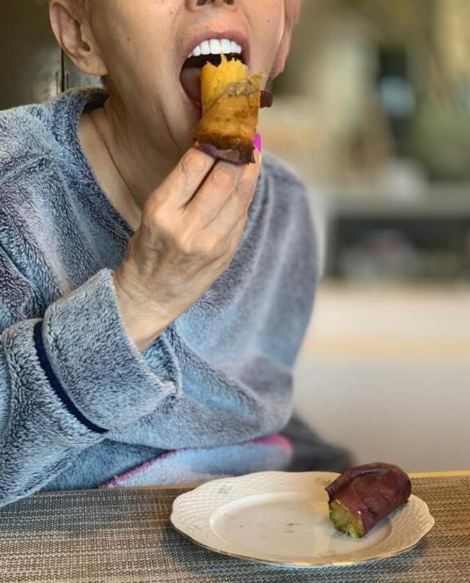  研ナオコの夫、焼き芋を堪能する妻の姿を公開「密が溢れてる」  1枚目