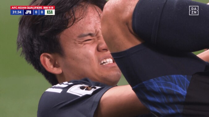 「ふざけるな！」久保建英が“危険タックル”被害で悶絶…「タケ可哀想」「足裏は危ない」「大丈夫か？」ファンが激怒＆心配した瞬間【日本代表】 3枚目