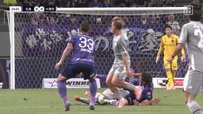 「これは赤やろ」FC東京MF、危険なアフタータックルもイエローカードでファン物議「流石にやりすぎ」足を抉ったスライディングに意見様々 4枚目
