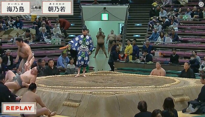 たすき反りを食らって土俵下に落下した朝乃若