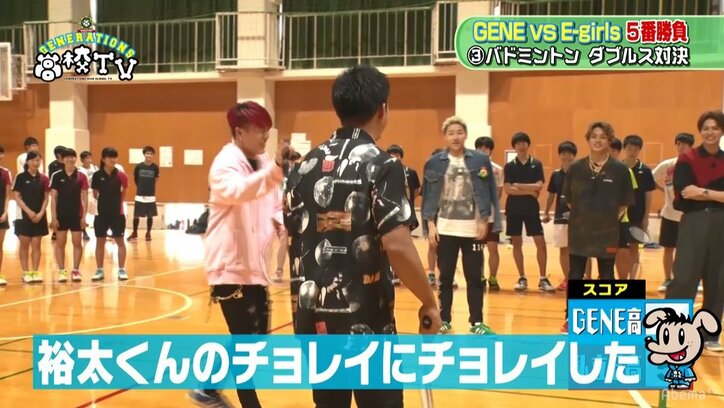 E-girlsとのバトミントン対決でGENE龍友が打ったボールが裕太の股間に直撃！「裕太くんのチョレイに…」