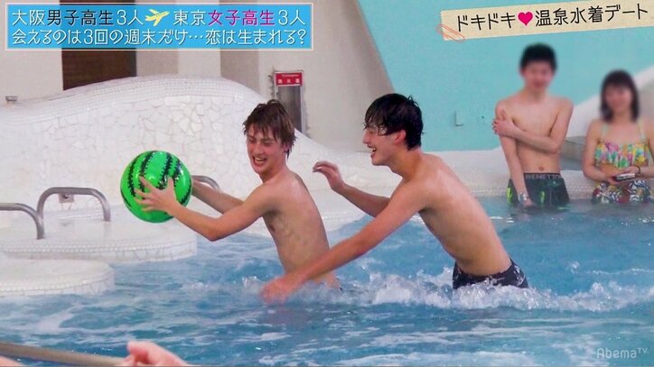 水着女子をバックハグ　ゆいP、イケメン高校生の猛アタックに「出禁」