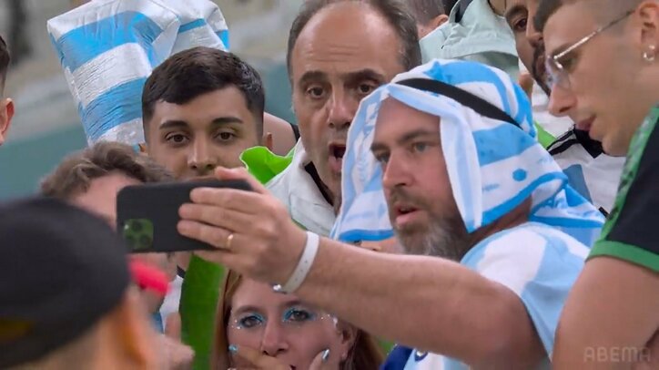 ブラジル敗退の瞬間 別会場でアルゼンチンサポーターが狂喜乱舞 公式映像が捉えた感情爆発の決定的瞬間 サッカー Abema Times