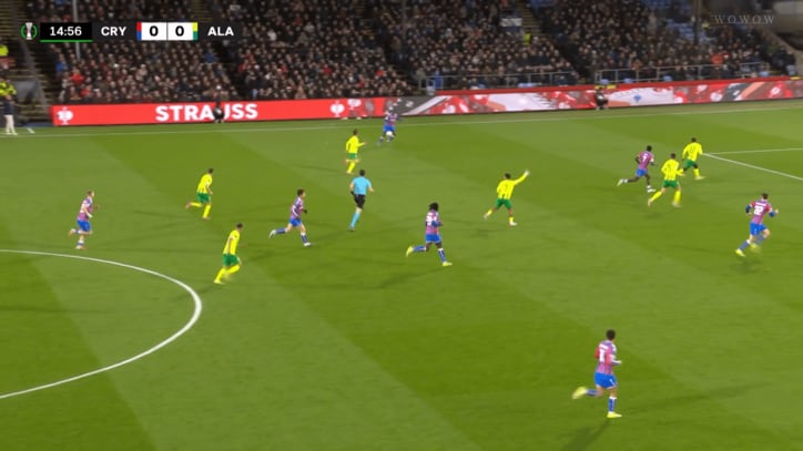 鎌田の巧みなパスは左サイドのミッチェルに通る