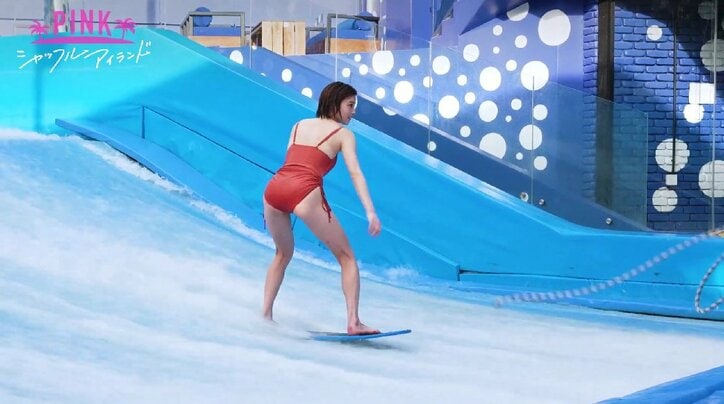 水着美女の初サーフィン姿にイケメン芸人ほれぼれ「伝説の女サーファー、タイに降臨」