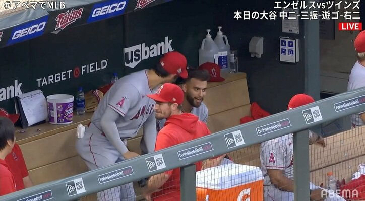大谷翔平、ノーヒッター逃し意気消沈の左腕を“イタズラ”で励ます 「ほっこりする」「雰囲気が良すぎ」と話題