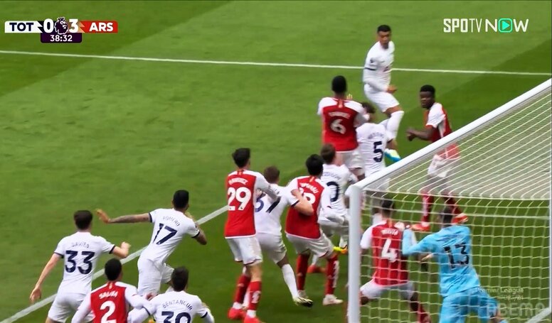 「ぶん殴りてぇな…」「やり方が汚い！」アーセナルDFの“GK妨害ブロック”が再び物議！「ファウル認定すべき」「来季から禁止だろ」「あまりにGKに不利すぎる」などの声