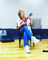 「素敵よ～っ」「最高」「カッコ可愛い」香取慎吾、ウクレレを持った陽気なショットにファン歓喜