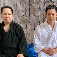 ミルクボーイ駒場、コンビでバスローブ姿の撮影オフショットに反響「色違いがいいですね」「ただならぬセクシー俳優感」