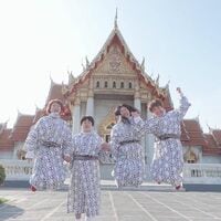 「とても良いショット」「笑顔きゃわ！！」ガンバレルーヤまひる、“温泉同好会”メンバーの手繋ぎショットを公開し話題