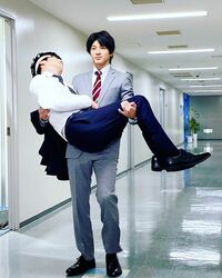 「顔ちいさ……足なっが……」山田裕貴、田中圭をお姫様抱っこする写真に反響