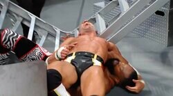 「背骨折れるって」無謀すぎるダイブで巨大ハシゴが“ぐにゃり”ペシャンコ状態に…当人も悶絶 観客も頭を抱えた一部始終