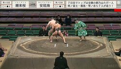 18歳力士、45歳ベテラン力士が土俵外へ落下し“モジモジ”「手を貸そうか迷っててかわいい」