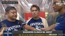 大エース、山本由伸を祝福した“2人の相棒”…お調子者の若手捕手によるちょっかいを“温かく見守る”通訳・園田氏の表情にほっこり